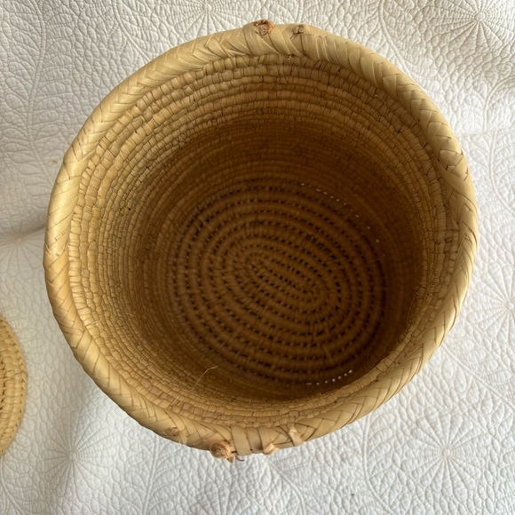 Handcrafted Woven Basket with Lid - Picture 3 of 7